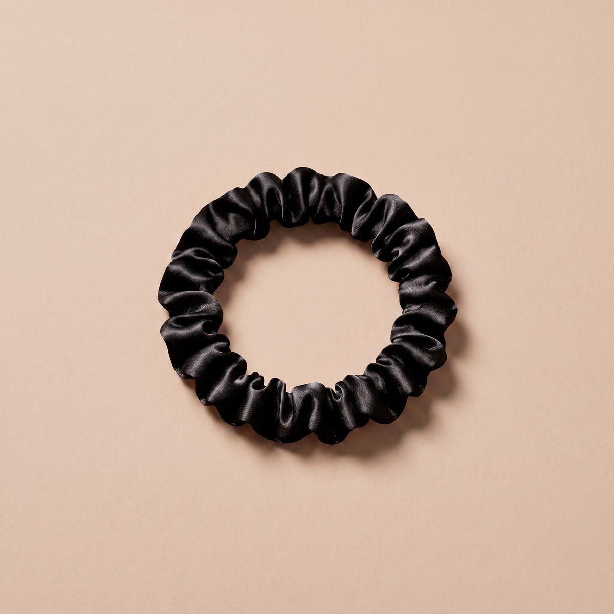 Cienka gumka scrunchie gleboka czern na bezowym tle