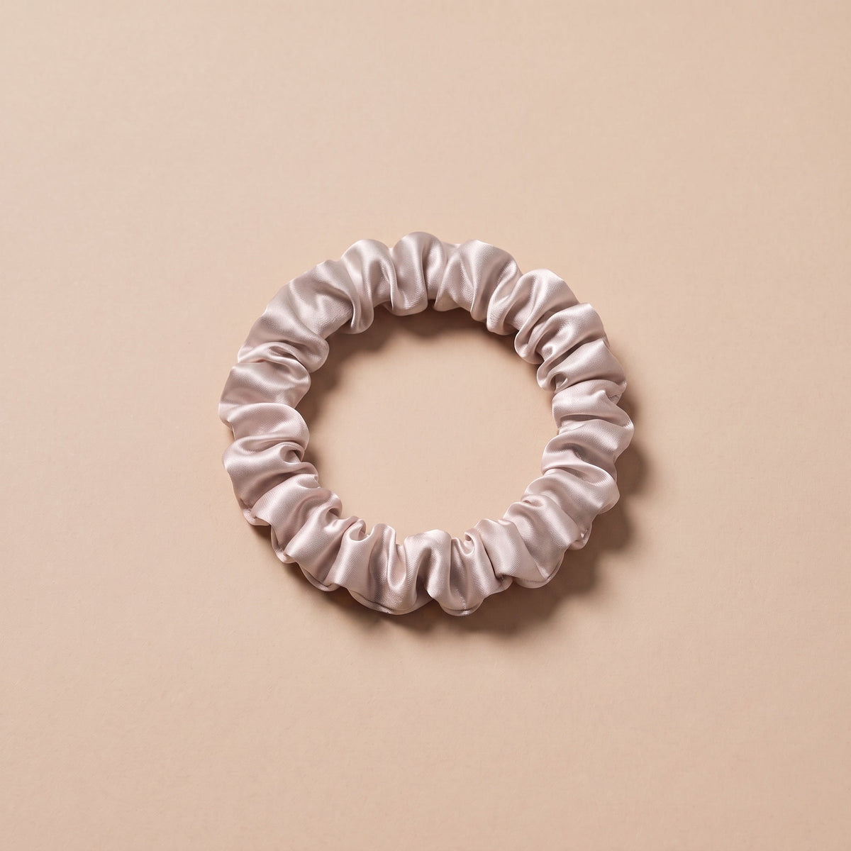 Cienka gumka scrunchie perlowa szarosc na bezowym tle