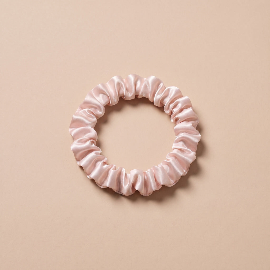 Cienka gumka scrunchie perlowy roz na bezowym tle
