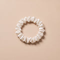 Cienka gumka scrunchie sniezna biel na bezowym tle