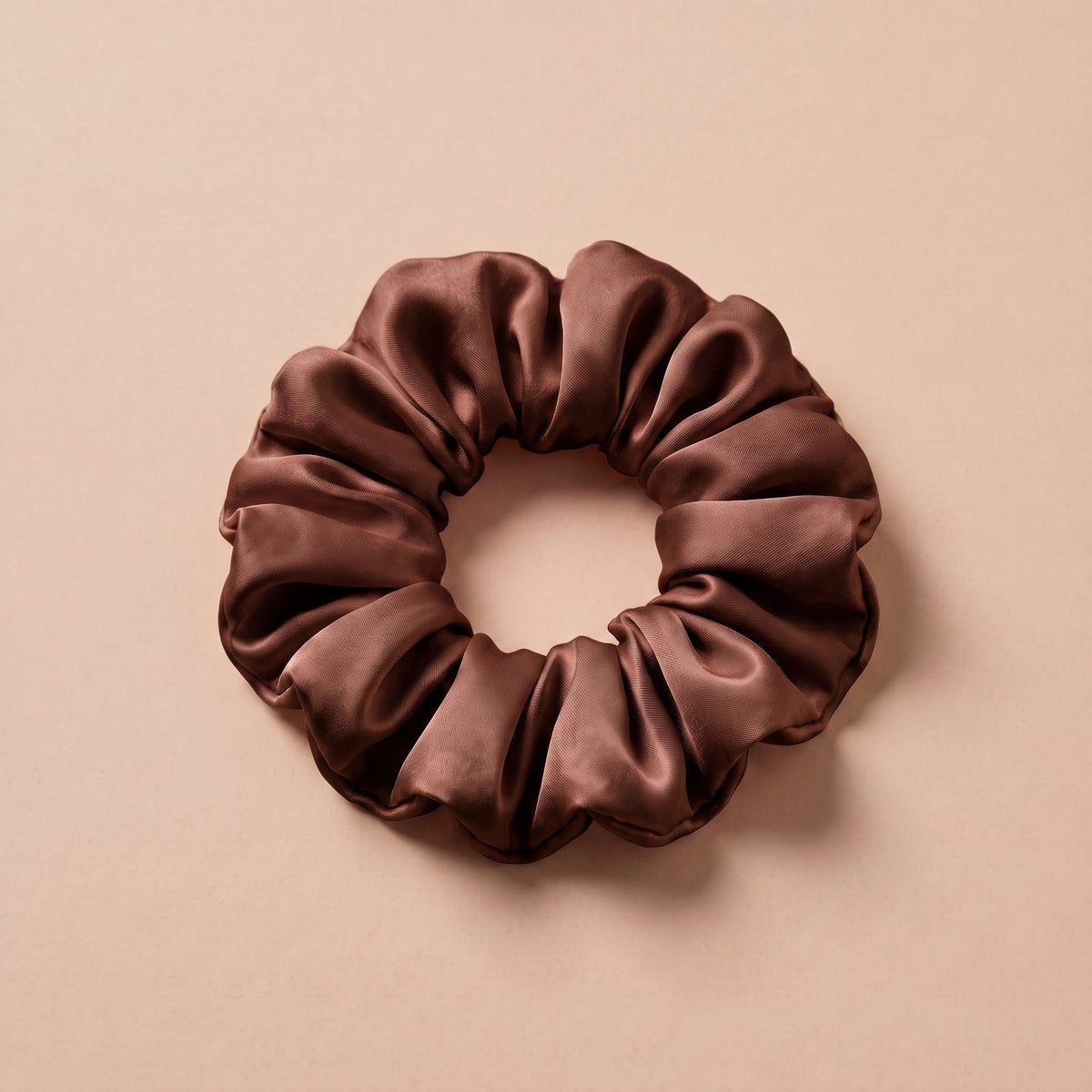 Duza gumka scrunchie czekoladowy braz na bezowym tle