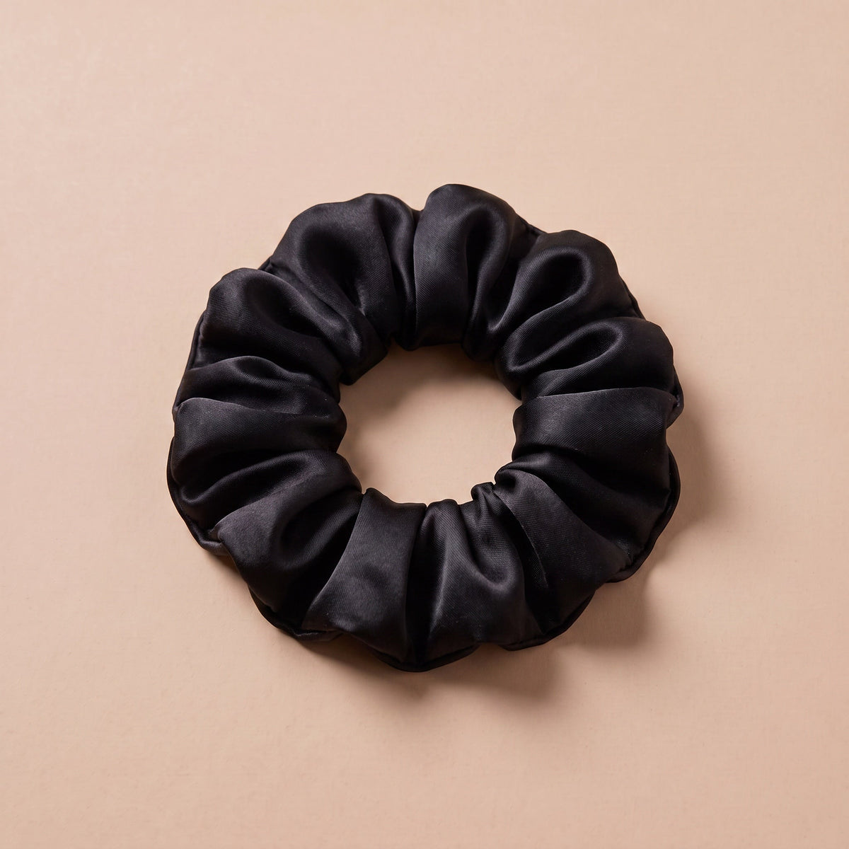 Duza gumka scrunchie gleboka czern na bezowym tle