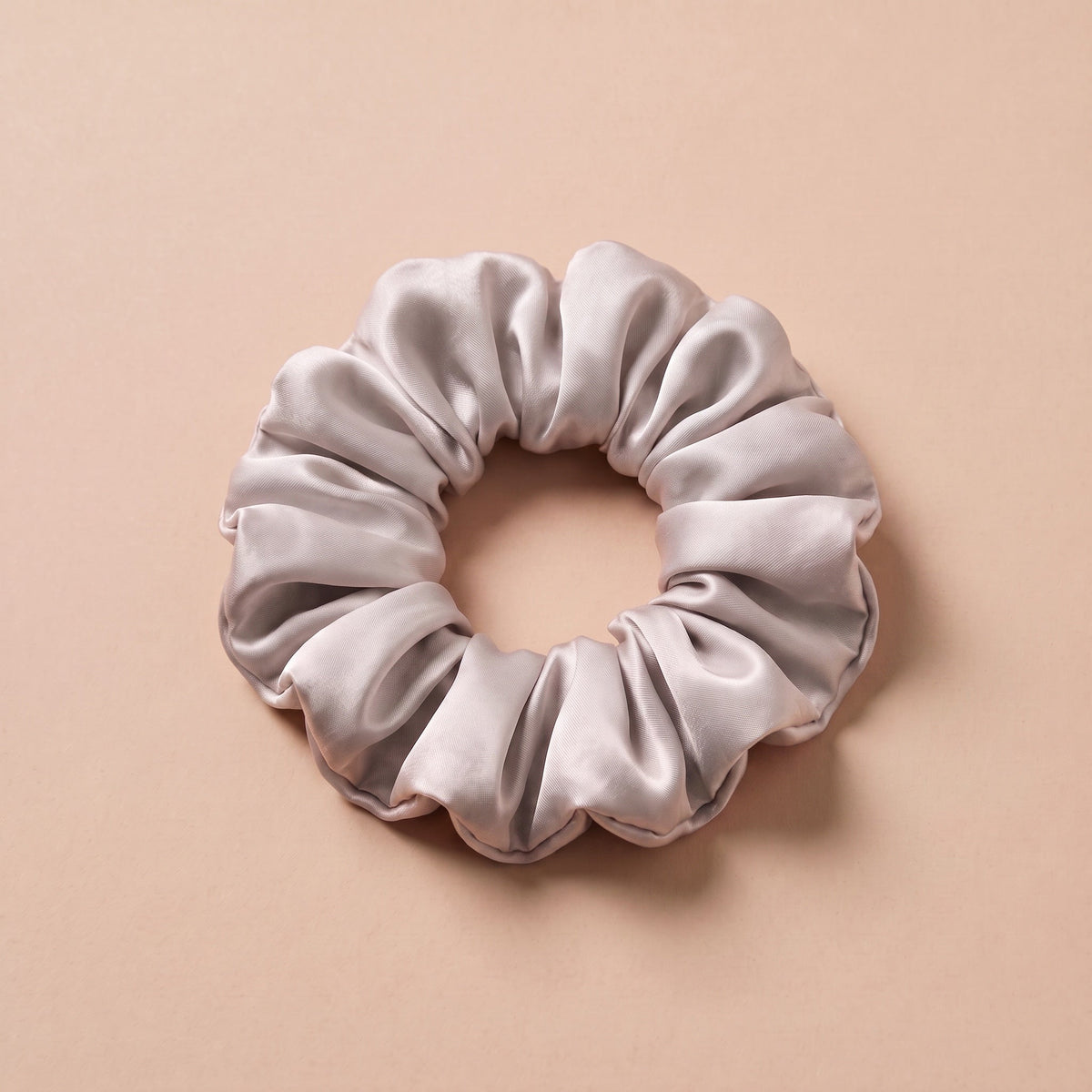Duza gumka scrunchie perlowa szarosc na bezowym tle