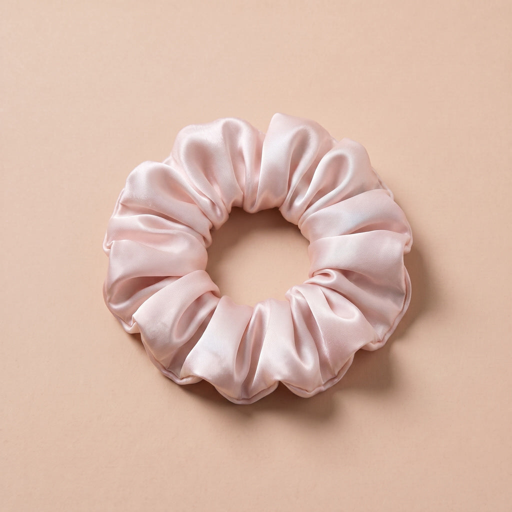 Duza gumka scrunchie perlowy roz na bezowym tle
