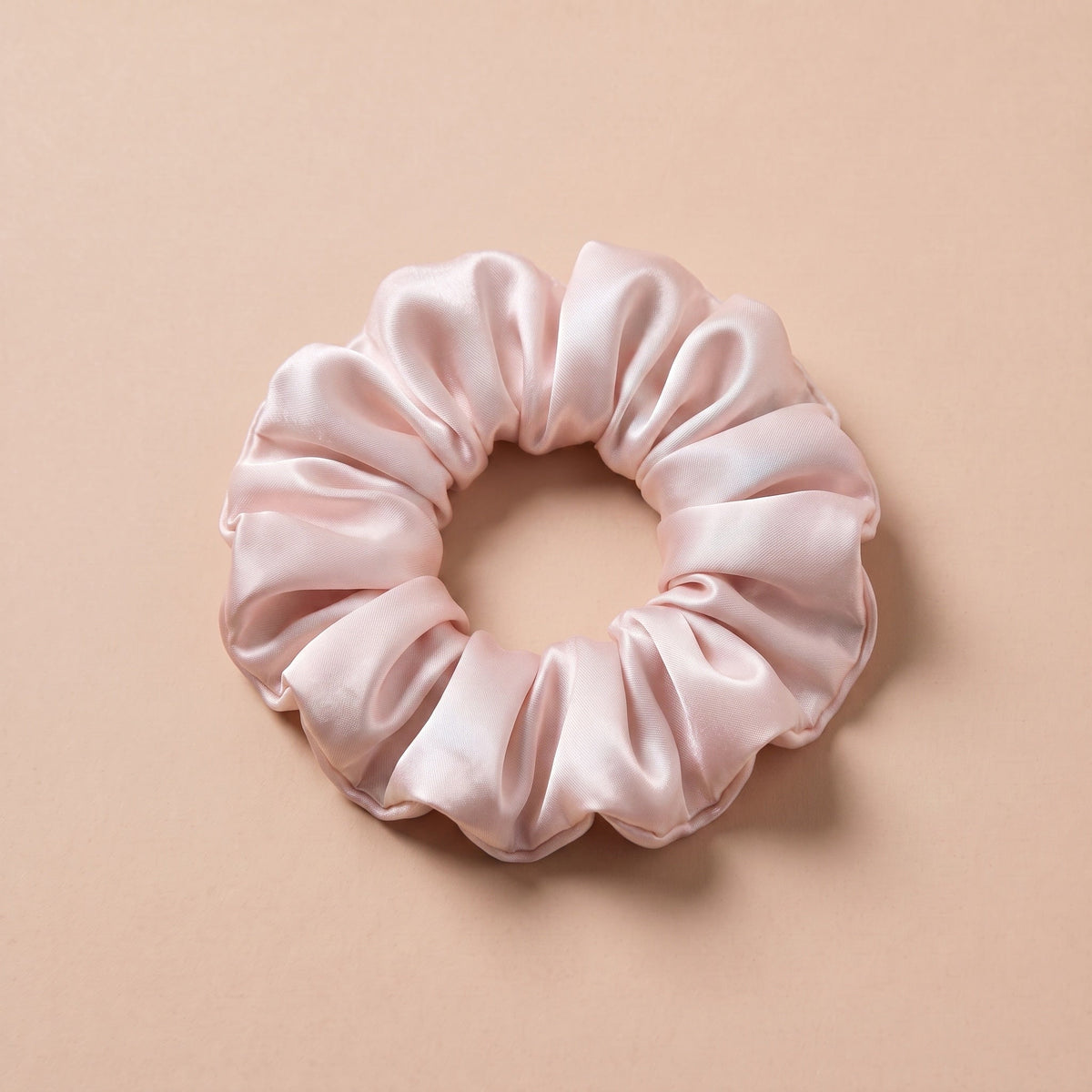 Duza gumka scrunchie perlowy roz na bezowym tle