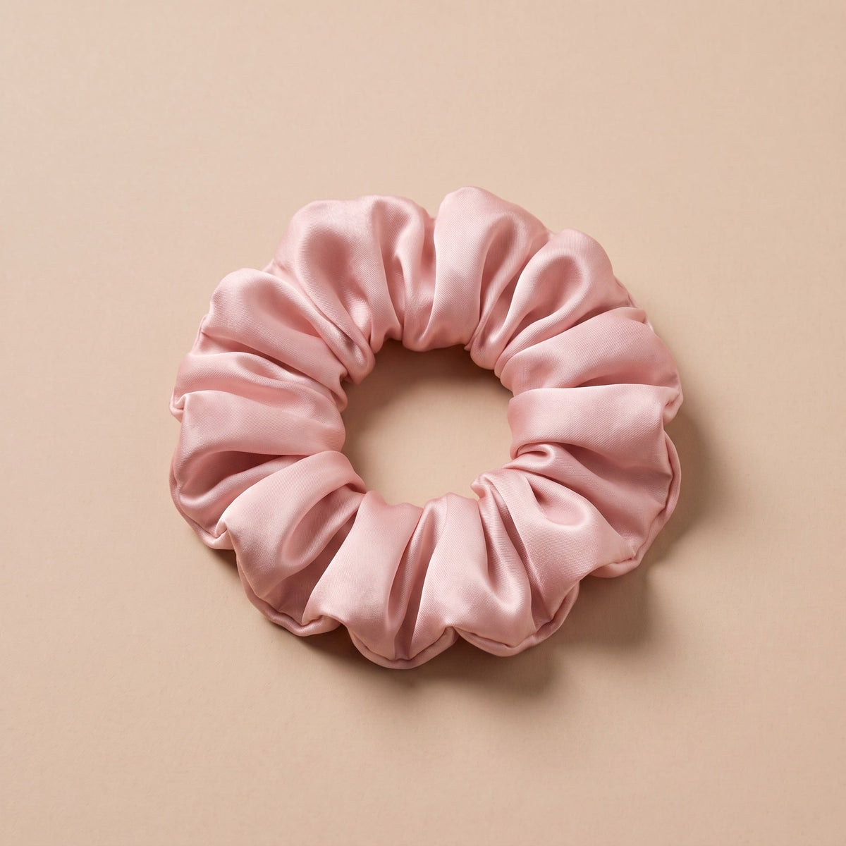 Duza gumka scrunchie pudrowy roz na bezowym tle