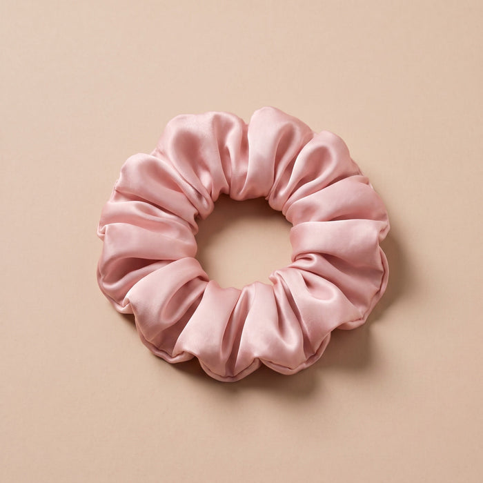 Duza gumka scrunchie pudrowy roz na bezowym tle