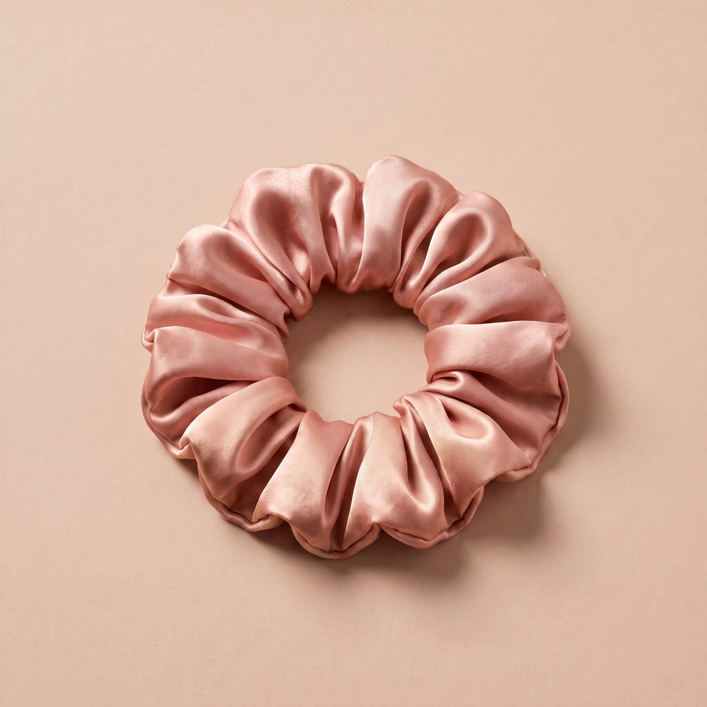 Duza gumka scrunchie rozowe zloto na bezowym tle