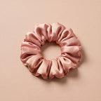 Duza gumka scrunchie rozowe zloto na bezowym tle