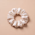 Duza gumka scrunchie sniezna biel na bezowym tle