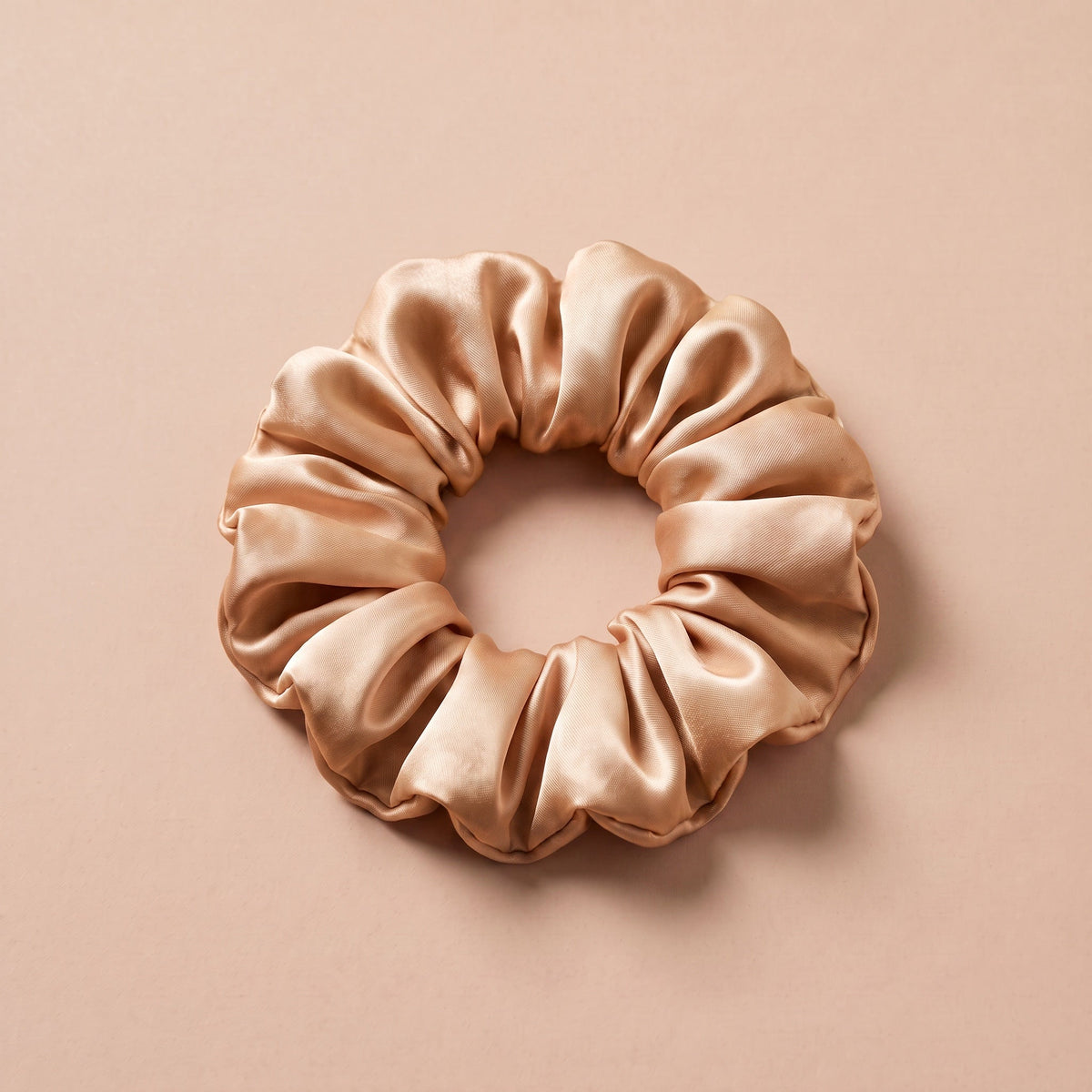 Duza gumka scrunchie zloty na bezowym tle