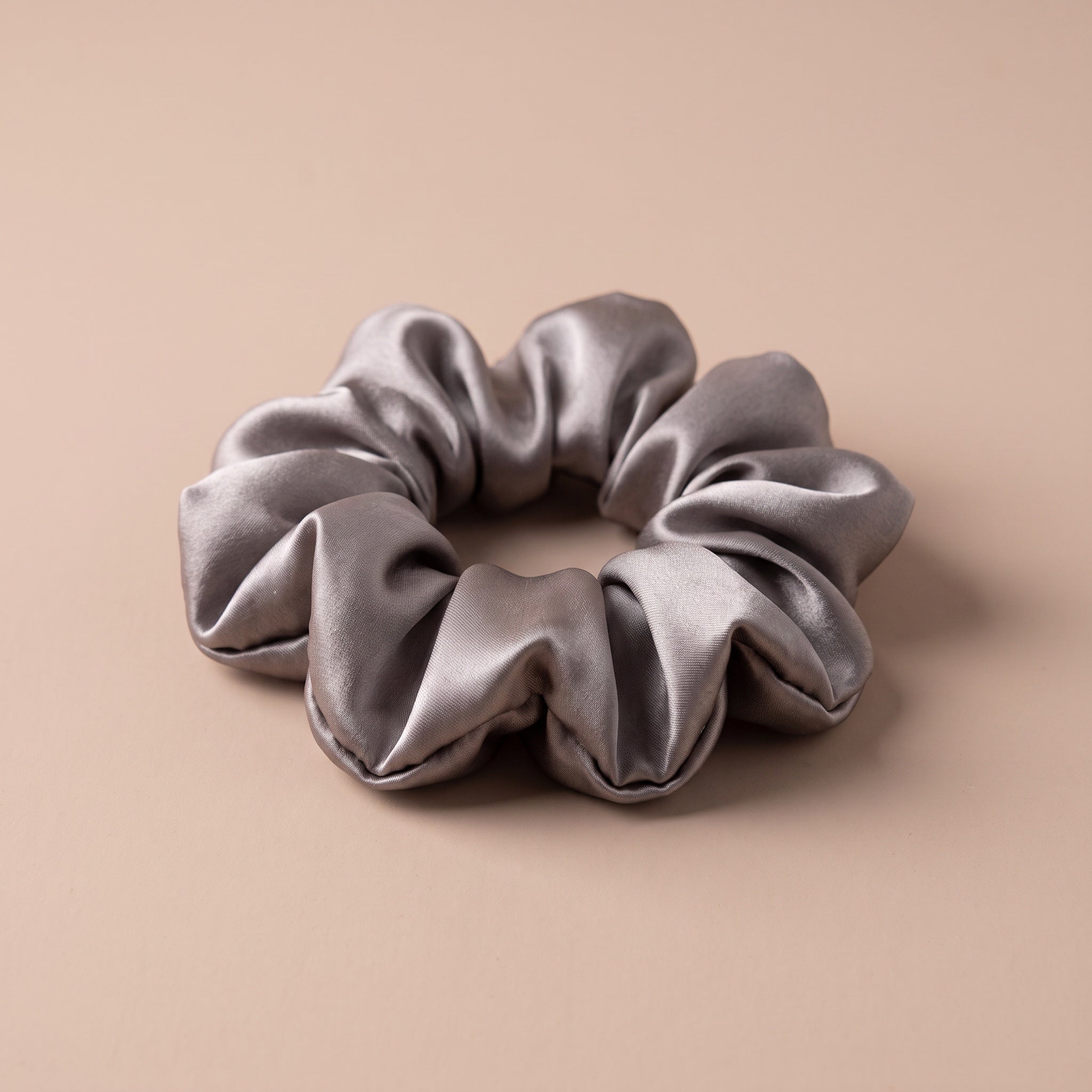 [sp-scrunchie-perlowa-szarosc.jpg]